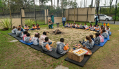 Na estação Curupira, as crianças participaram de uma roda de conversa ao redor da fogueira com batata-doce assada e suco de melancia. (Divulgação/PMMC)