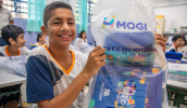 Prefeita Mara Bertaiolli entrega kits de material de escolar em escola municipal na Ch&aacute;cara Guanabara