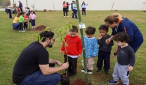 Crianças participam de plantio de mudas dentro da programação do Junho Ecosustentável