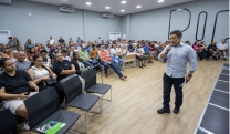 Secretaria de Segurança faz curso de capacitação para 245 empreendedores de rua e homenageia pipoqueiro mais antigo de Mogi