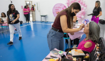 Escola Cl&iacute;nica TEA promove a&ccedil;&atilde;o &ldquo;Cuidando de quem cuida&rdquo; em comemora&ccedil;&atilde;o ao Outubro Rosa nesta segunda-feira (26/10)