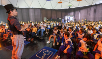 Estudantes de escolas municipais assistem a espet&aacute;culo teatral no Sesc Mogi das Cruzes