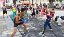 Mogi Abra&ccedil;a o Centro promove programa&ccedil;&atilde;o esportiva na Pra&ccedil;a Oswaldo Cruz