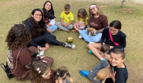Feira de Ado&ccedil;&atilde;o do Nubea no Parque Centen&aacute;rio promove intera&ccedil;&atilde;o entre frequentadores e pets
