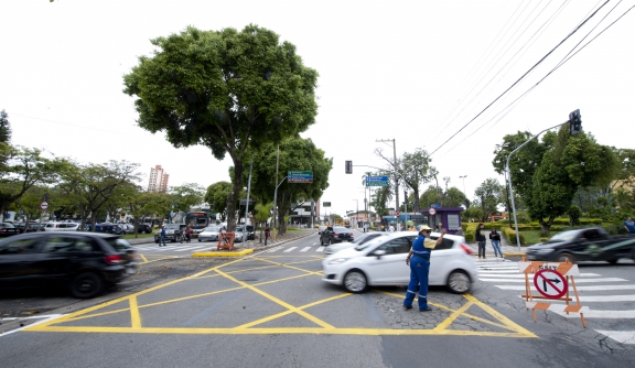 Canteiro central da rua Olegário Paiva, em Mogi, é aberto para mudanças de  trânsito na região do Shangai, Mogi das Cruzes e Suzano