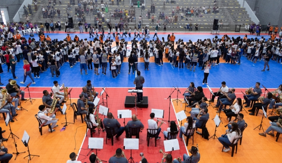 Prefeitura de Mogi das Cruzes - Notícias - Time de Queimada do Cempre  Oswaldo levanta a taça da 1ª Olimpíada e Paralimpíada da rede municipal de  ensino