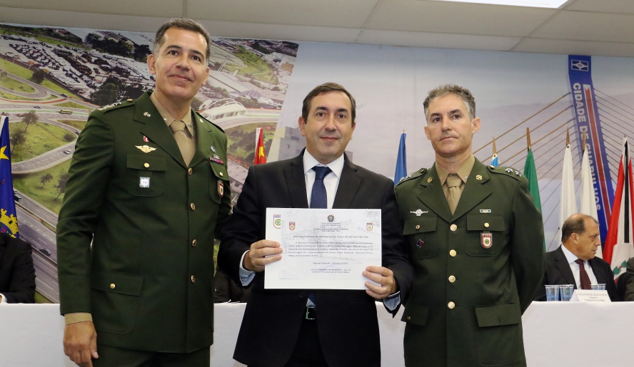 Marcus Melo toma posse, ao lado do tenente-coronel Lúcio Ferreira de Medeiros (esquerda) e primeiro-tenente Antonio de Araújo M. Netto (direita), responsáveis pela cerimônia (Ney Sarmento/PMMC)