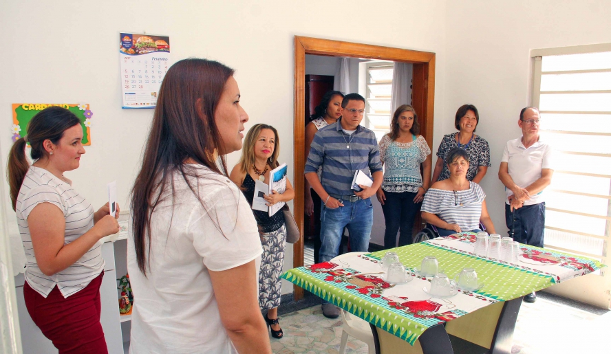 Técnicos da Assistência Social explicam detalhes do funcionamento da Residência Inclusiva à equipe de Barueri (foto: Guilherme Berti/PMMC)