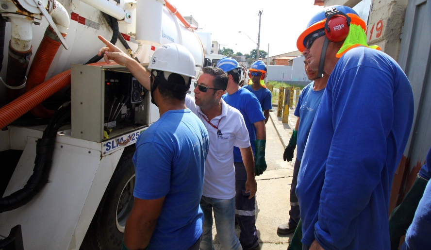 Caminhões com hidrojato são essenciais para manter o sistema de esgotamento em boas condições, principalmente em época de chuvas (Guilherme Berti/PMMC)