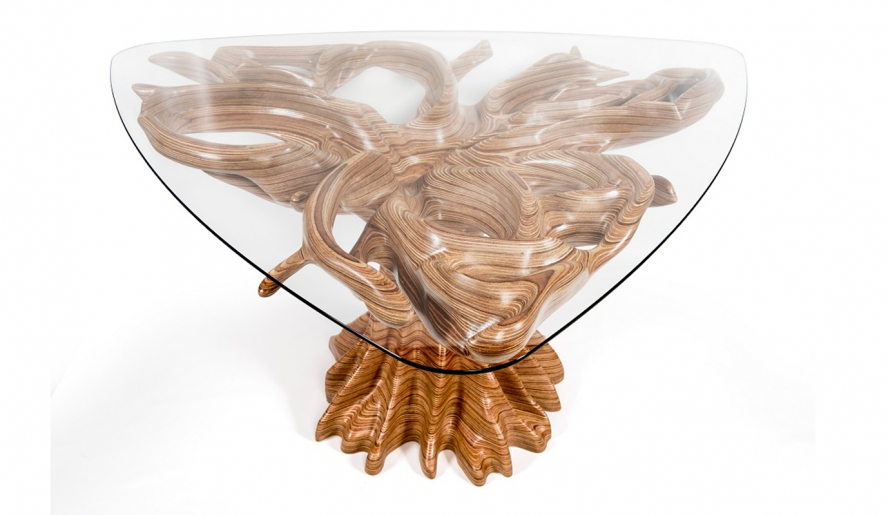 Móveis e objetos esculpidos e produzidos de forma 100% artesanal entram em exposição a partir deste domingo no Casarão do Chá (Julia Krantz/ Divulgação)
