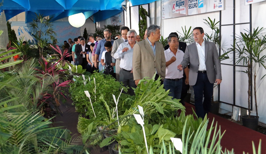 O prefeito Marcus Melo visitou o Pavilhão Agrícola, com a produção dos agricultores mogianos. (Foto: Ney Sarmento/PMMC)