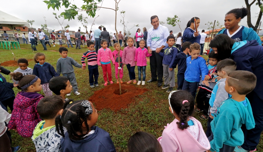 As crianças serão madrinhas e padrinhos das árvores e cuidarão das mudas plantadas no local. (Foto: Ney Sarmento/PMMC)