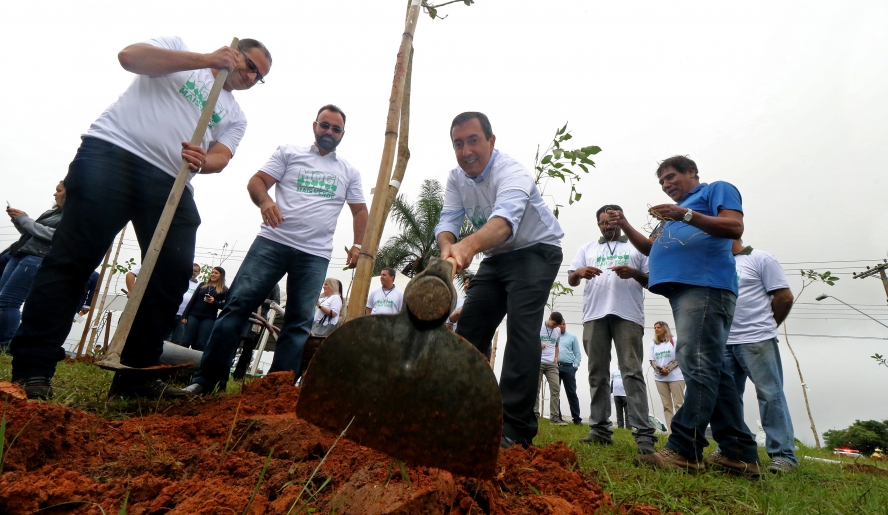 Prefeito Marcus Melo e secretários municipais também plantaram mudas. Até o final deste mês serão 2 mil novas árvores na cidade. (Foto: Ney Sarmento/PMMC)