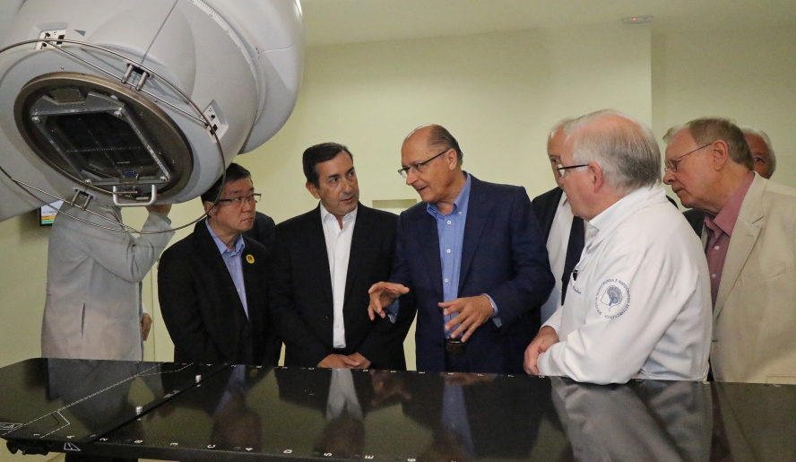 Prefeito Marcus Melo acompanha explicação do governador Geraldo Alckmin sobre nova radioterapia (foto: Ney Sarmento/PMMC)