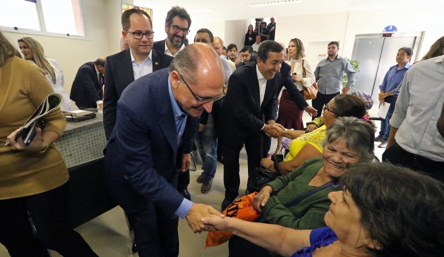 Governador Geraldo Alckmin cumprimenta os pacientes durante visita ao novo Centro Oncológico do Hospital Luzia de Pinho Melo (foto: Ney Sarmento/PMMC)