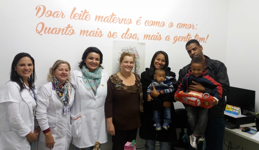 A doadora Gisele Nascimento compareceu com a família para receber uma homenagem da equipe do Banco de Leite Humano (foto: Paula Frias/PMMC)