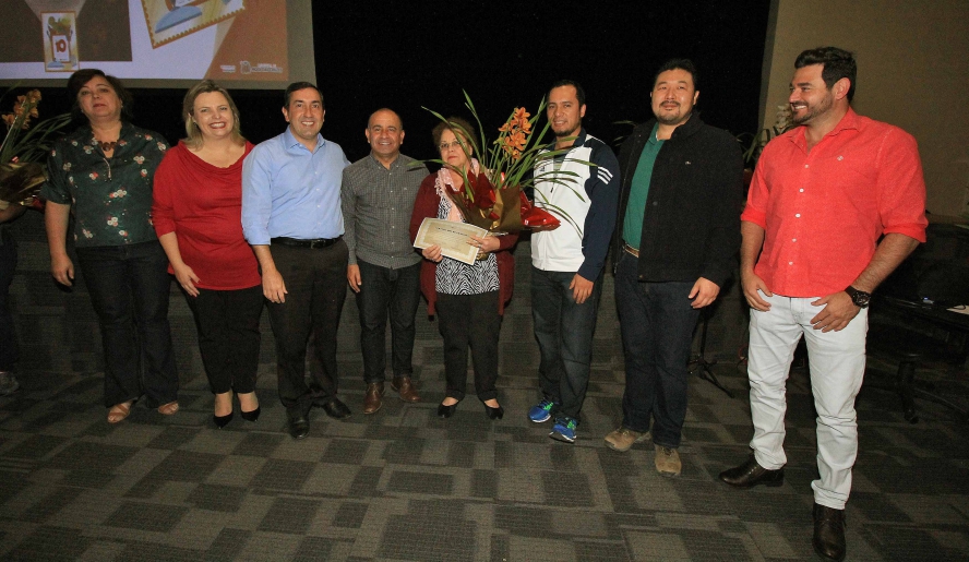 O prefeito Marcus Melo, o vice-prefeito Juliano Abe, a secretária de Educação, Juliana Melo, os vereadores Edson Santos e Diego Amorim e a diretora do Departamento de Alimentação Escolar entregaram . . .
