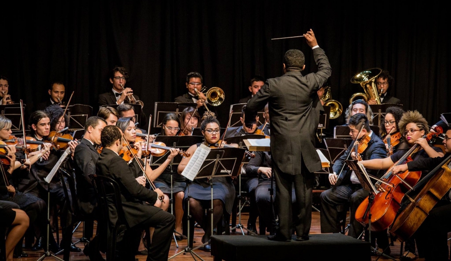 A Orquestra Sinfônica Jovem de Mogi das Cruzes, regida pelo maestro Lélis Gerson, apresenta-se neste domingo, ao lado do coral Musicativa e do tenor Sérgio Wernec, no Mogi Shopping (Divulgação/ O . . .