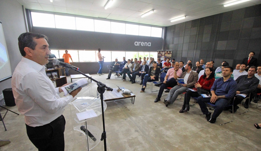 O prefeito Marcus Melo destacou a parceria entre o poder público e as empresas em benefício do desenvolvimento da cidade. (Foto: Guilherme Berti/PMMC)