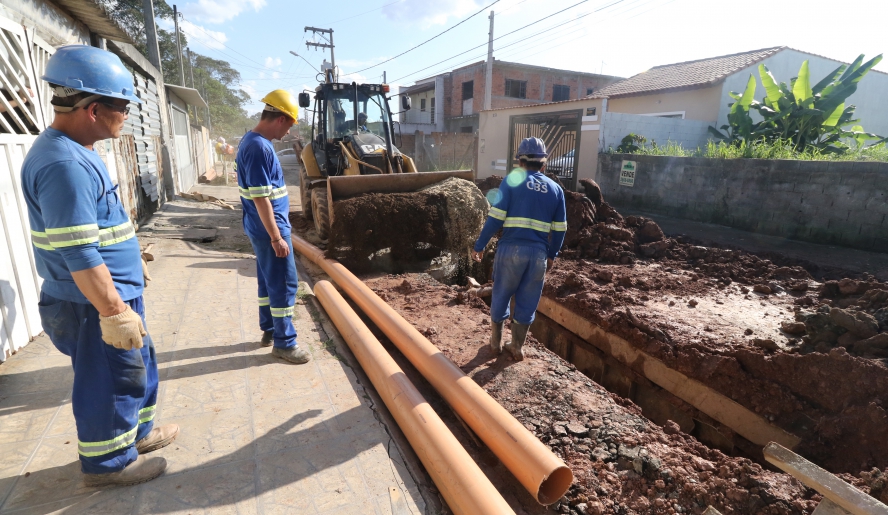 Obras de coleta e tratamento de esgoto no Botujuru e Cezar de Souza beneficiam também o Jardim das Bandeiras (Foto: Guilherme Berti/PMMC)