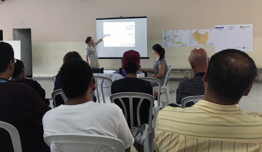Oficina de revisão do Plano Diretor realizada em Cezar de Souza: técnicos da Secretaria de Planejamento conduzem os trabalhos e moradores são ouvidos (Foto: Divulgação)