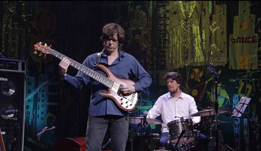 O compositor, baixista, arranjador e professor Zéli Silva fará show neste domingo, a partir das 20h, no Theatro Vasques, pela programação do Festival de Verão