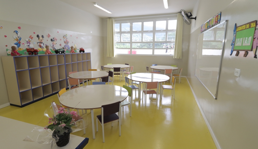 O novo prédio conta com berçário, quatro salas de atividade, pátio coberto, refeitório, cantinho da leitura, horta, praça cívica e playground. (Foto: Ney Sarmento/PMMC)