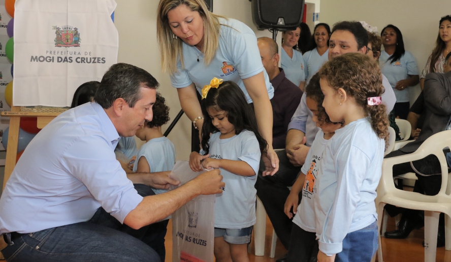 Marcus Melo entregou os kits de materiais escolares para os alunos da creche. Os kits serão entregues em todas as escolas municipais e creches no início do ano letivo. (Foto: Ney Sarmento/PMMC)