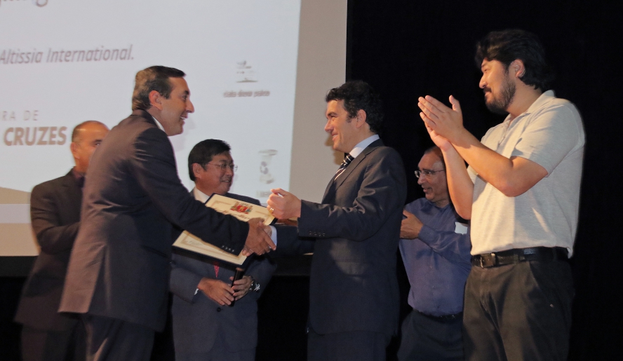 A Câmara Municipal entregou durante o evento o título de cidadão mogiano ao CEO da Altissia Internacional, Nicolas Louis Boël. O autor da propositura foi o presidente da Câmara, vereador Pedro Komura. . . .