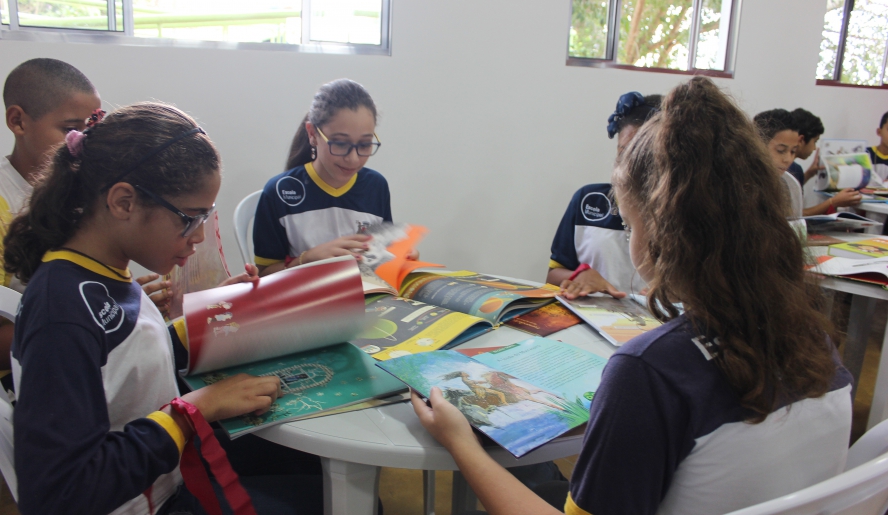 Livros também foram doados para a escola. Projeto irá atender os 760 alunos da unidade escolar. (Foto: Divulgação/PMMC)