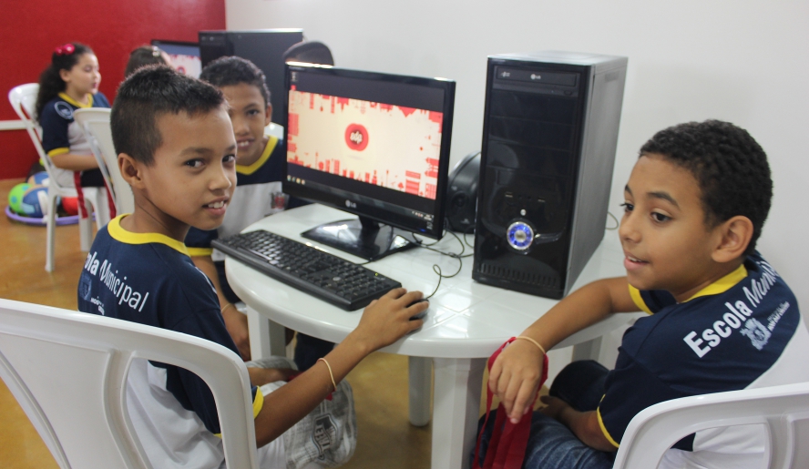 Sala de leitura conta com três computadores doado por uma empresa parceira da EDP SP. (Foto: Divulgação/PMMC)