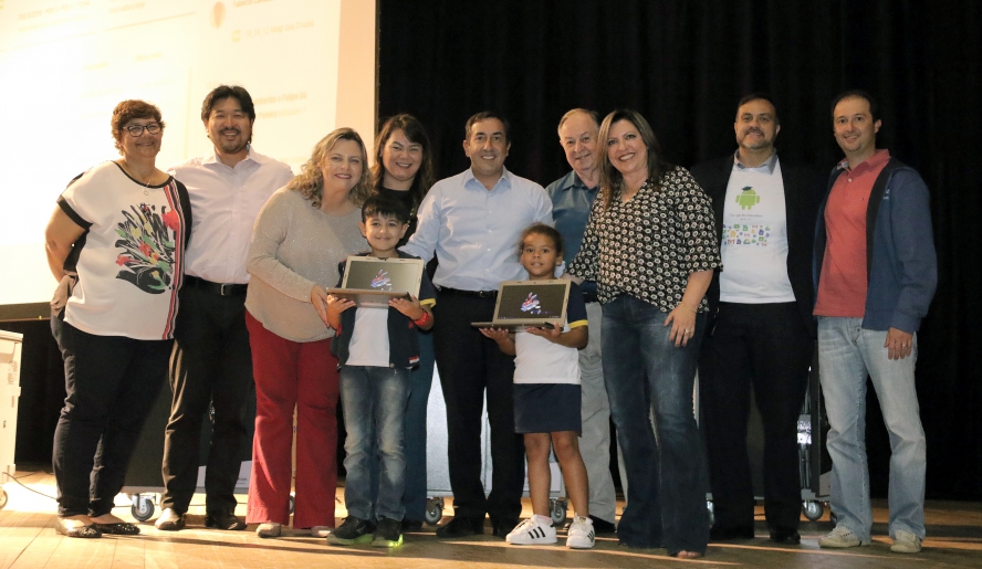 Alunos da EM João Cardoso Pereira, em Sabaúna, receberam os equipamentos, entregues pelo prefeito Marcus Melo e autoridades. (Foto: Ney Sarmento/PMMC)