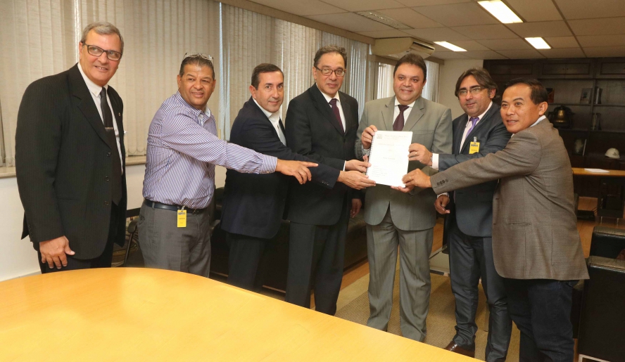 Prefeito Marcus Melo também acompanhou a entrega do relatório elaborado pelos vereadores sobre a rodovia Mogi-Bertioga ao secretário Mário Mondolfo (Guilherme Berti/PMMC)