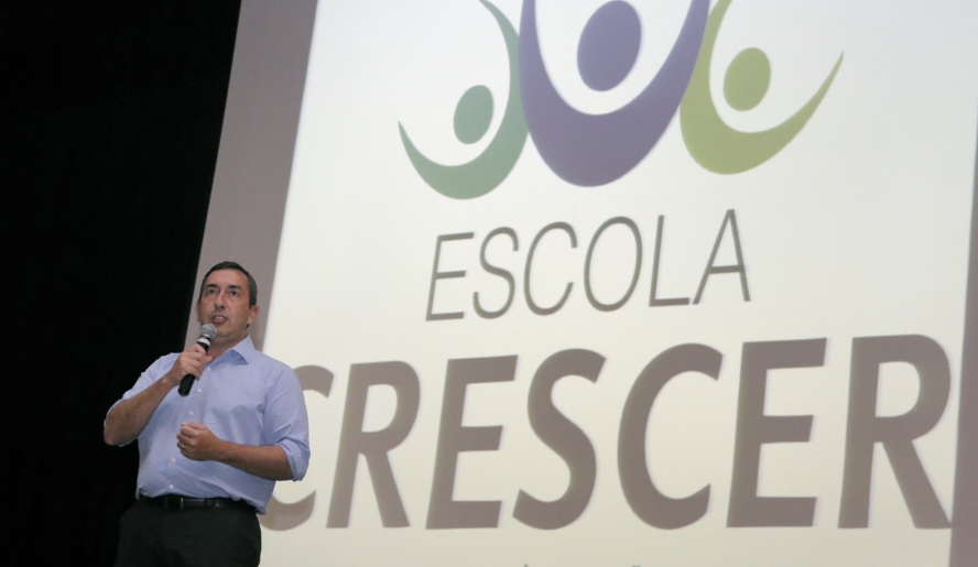 O prefeito Marcus Melo parabenizou os alunos pelo empenho e falou sobre novos investimentos na cidade. (Foto: Ney Sarmento/PMMC)