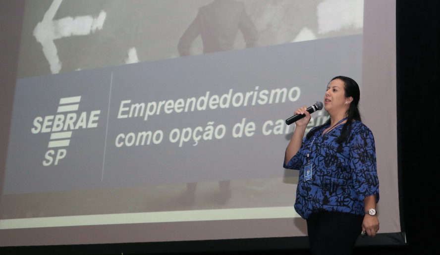 A palestra “Empreendedorismo” com a gestora de atendimento do Sebrae-SP, Daniela Lira, trouxe novas perspectivas para os alunos. (Foto: Ney Sarmento/PMMC)