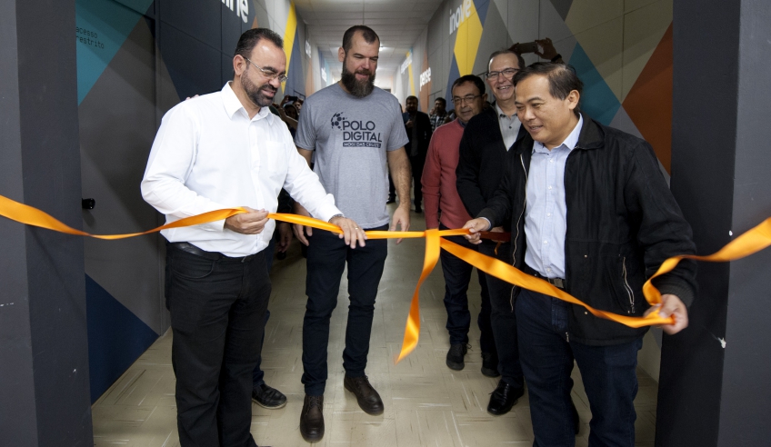 O secretário de Desenvolvimento Econômico e Social, Clodoaldo de Moraes, o coordenador do Polo Digital, Rodrigo Garzi, o vereador Sadao Sakai e secretários municipais participaram da abertura do evento. . . .