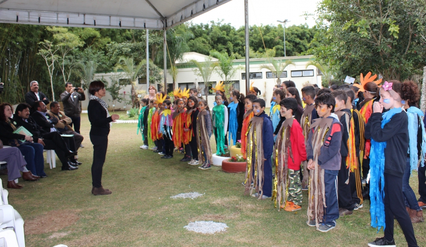O evento contou com a apresentação dos alunos da EM Profª Cecília de Souza Lima Vianna, de Taiaçupeba, com a professora Solange Gonzales. (Foto: Divulgação/PMMC)