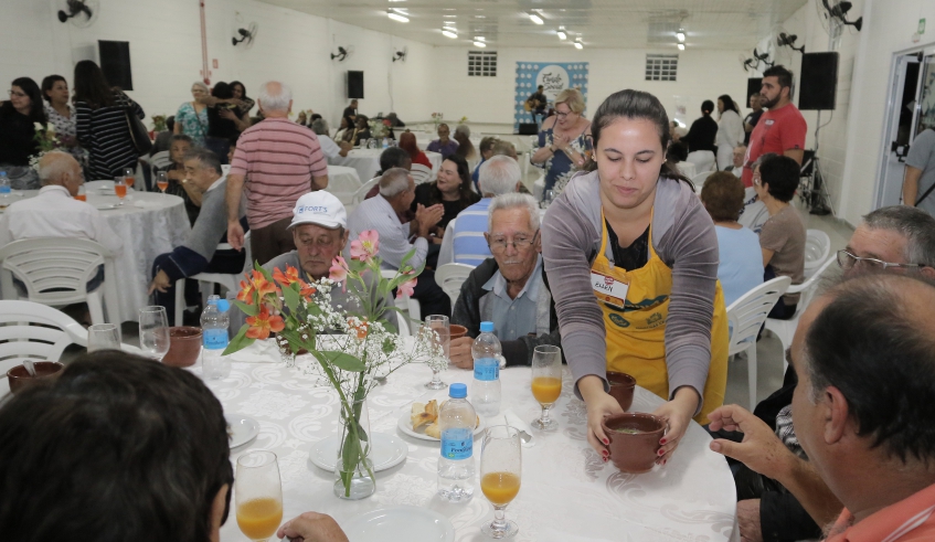 Cerca de 100 idosos atendidos pelo Centro Dia do Idoso, Vila Dignidade, Instituto Pró+Vida e Associação Madre Esperança de Jesus foram as estrelas da 2ª Noite de Caldos (Ney Sarmento/ PMMC)
