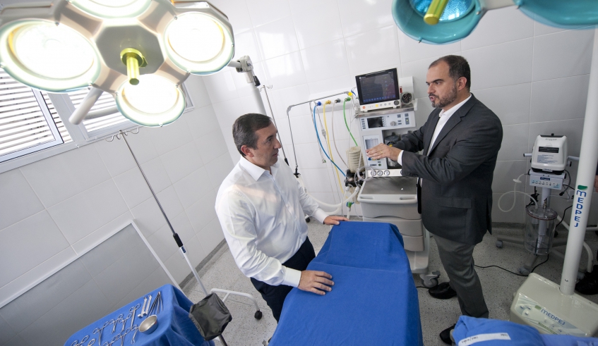 Secretário Téo Cusatis explica detalhes técnicos da sala de cirurgia ao prefeito Marcus Melo (foto: Junior Lago/PMMC)