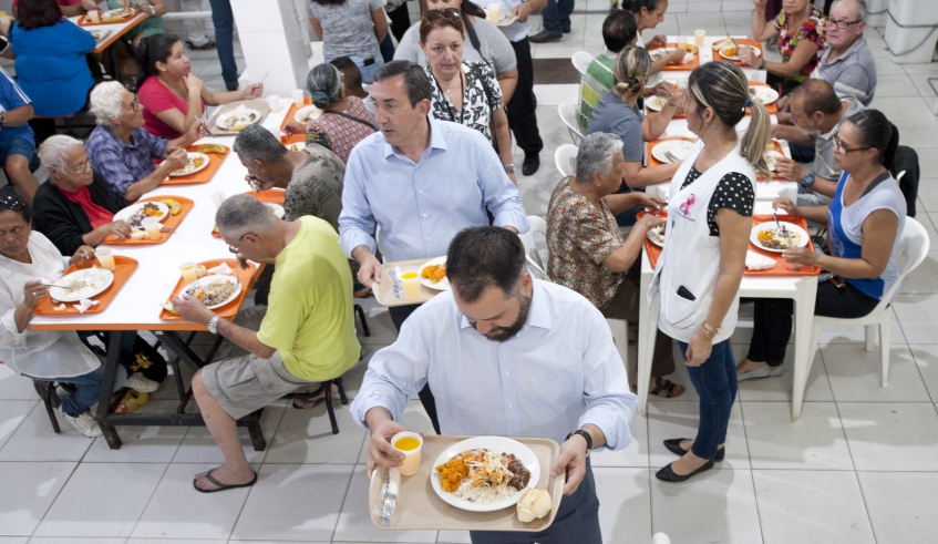 Restaurante Bom Prato, no Centro, distribui 1,4 mil refeições por dia ao preço único de R$ 1,00 (foto: Junior Lago/PMMC)