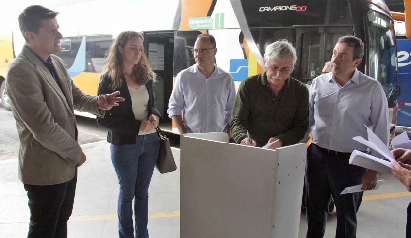 Prefeito Marcus Melo e o secretário José Luiz participaram da assinatura da ordem de serviço para a concessão do Terminal Rodoviário Geraldo Scavone (Guilherme Berti/PMMC)