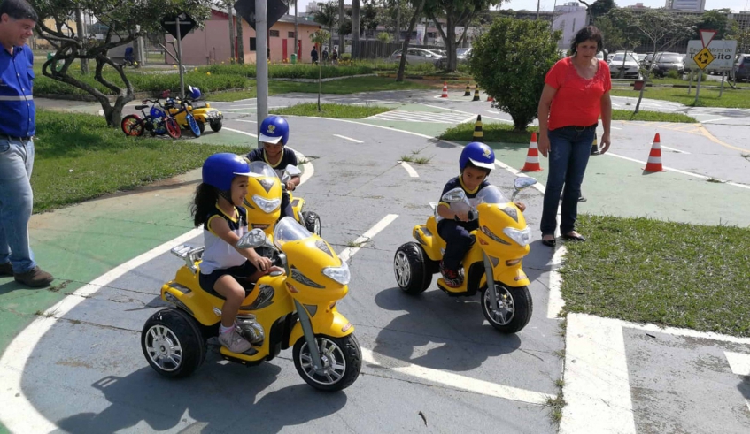 Após o plantio de árvores, os alunos do CEIM Richer Romano Neto participaram de atividades da Escola Mirim de Trânsito no parque Botyra Camorim Gatti (Guilherme Berti/PMMC)