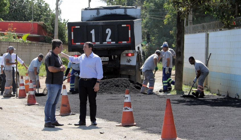O prefeito Marcus Melo visitou a obra, que agora está focada em um trecho de 200 metros em frente à Escola Municipal João Antonio Batalha (Ney Sarmento/ PMMC)