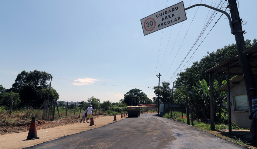 A estrada principal da Chácara Santo Ângelo, que sempre foi de terra, começou a receber asfalto em alguns trechos a partir desta quinta-feira (Ney Sarmento/ PMMC)