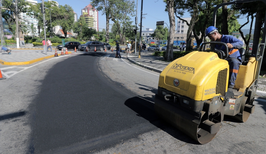 Canteiro central da rua Olegário Paiva, em Mogi, é aberto para