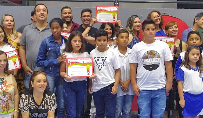 Os estudantes com apoio dos professores e a comunidade elaboraram o vídeo “A grande corrida dos elétrons”, com foco na conscientização quanto ao desperdício de energia. (Foto: Divulgação/P . . .