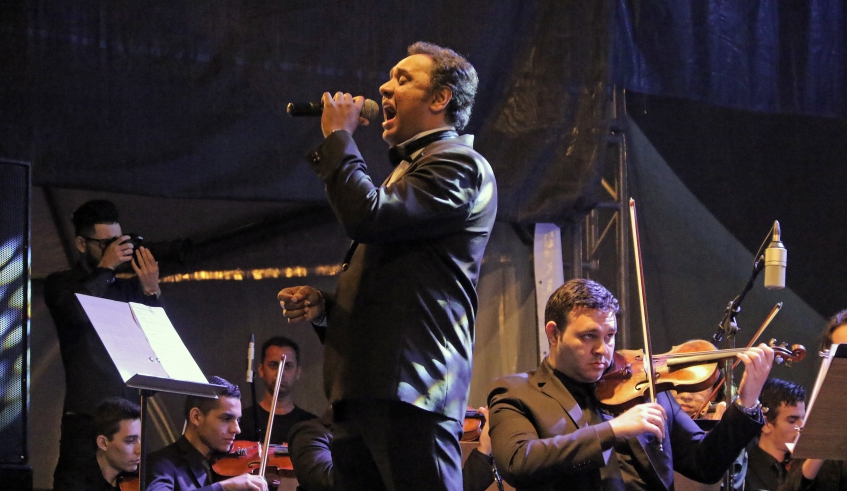 O tenor Rinaldo Viana se apresentou nesta quinta, ao lado da Orquestra Sinfônica Jovem de Mogi das Cruzes, com a participação do maestro Israel Cardoso (Ney Sarmento/PMMC)