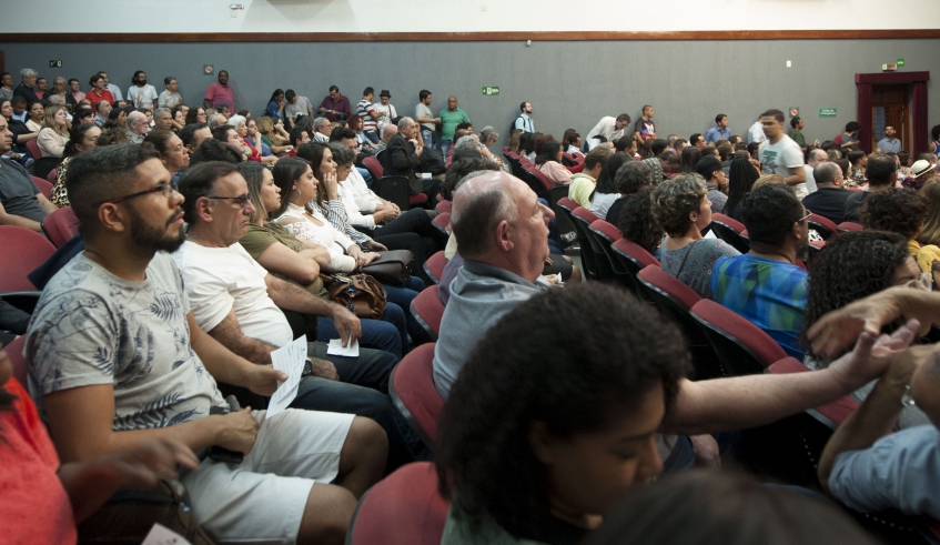 A audiência pública realizada na noite desta quarta-feira lotou o Theatro Vasques e culminou com a aprovação, por parte da população, da doação do Centro Esportivo do Socorro para o Sesc (Junior . . .