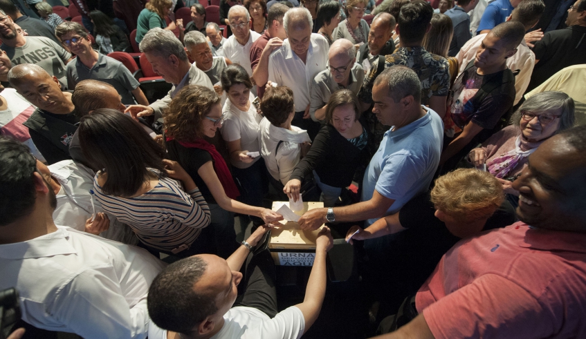 A audiência pública realizada na noite desta quarta-feira lotou o Theatro Vasques e culminou com a aprovação, por parte da população, da doação do Centro Esportivo do Socorro para o Sesc (Junior . . .