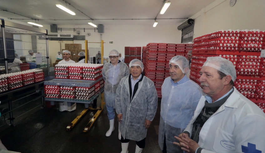 Prefeito mogiano conheceu o funcionamento da CP Ovos, empresa que reúne cooperados e presta serviços para várias empresas (Ney Sarmento/PMMC)